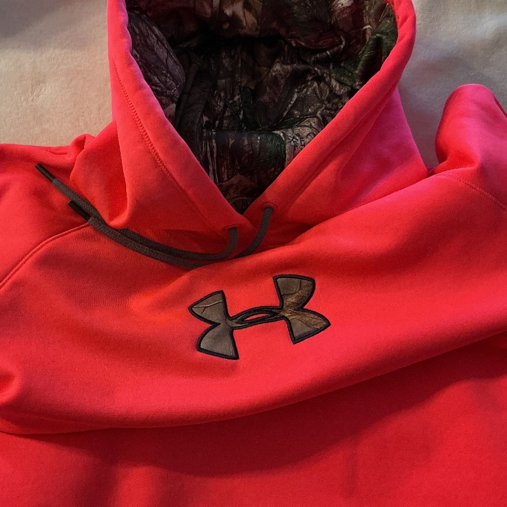 UnderArmour fleece lined XXL Bright pink , Sweatshirt with camo lined hood